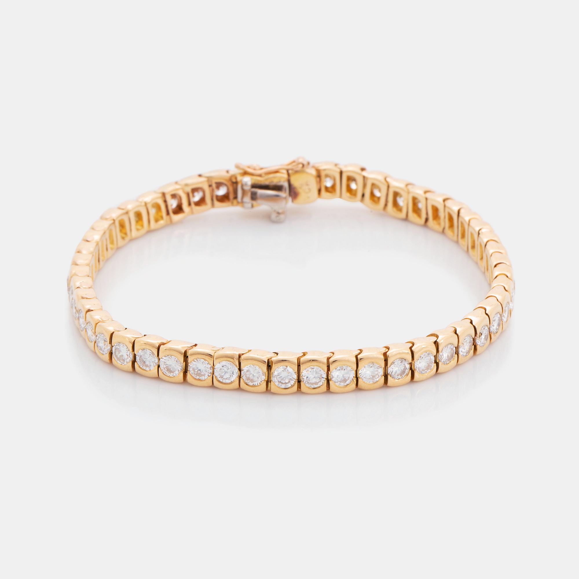 A Van Cleef & Arpels tennis bracelet in 18K gold set with round brilliant-cut diamonds.