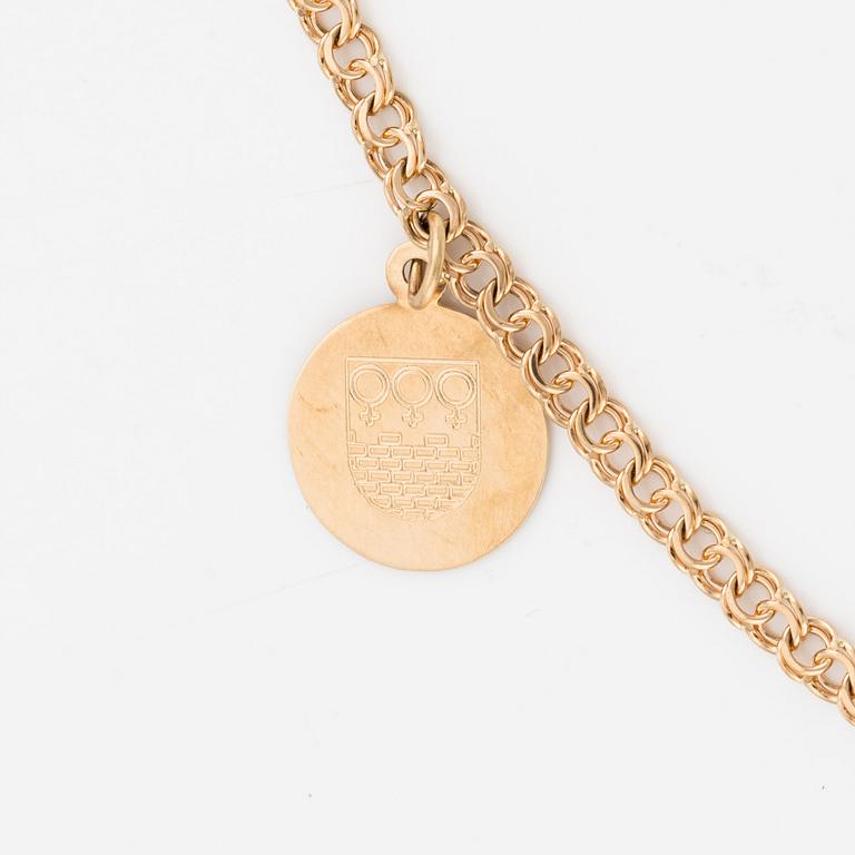A chain in 18K gold with a pendant.