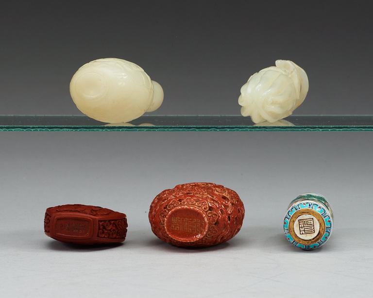 A set of five snuff bottles, Qing dynasty and early 20th Century.