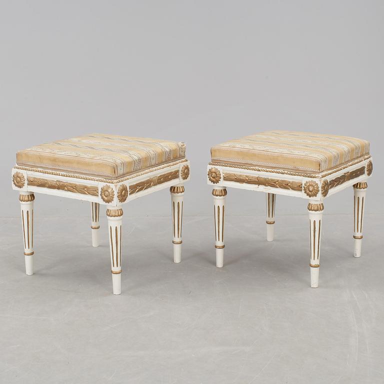 TABURETTER, ett par, gustaviansk stil, 1900-talets början.