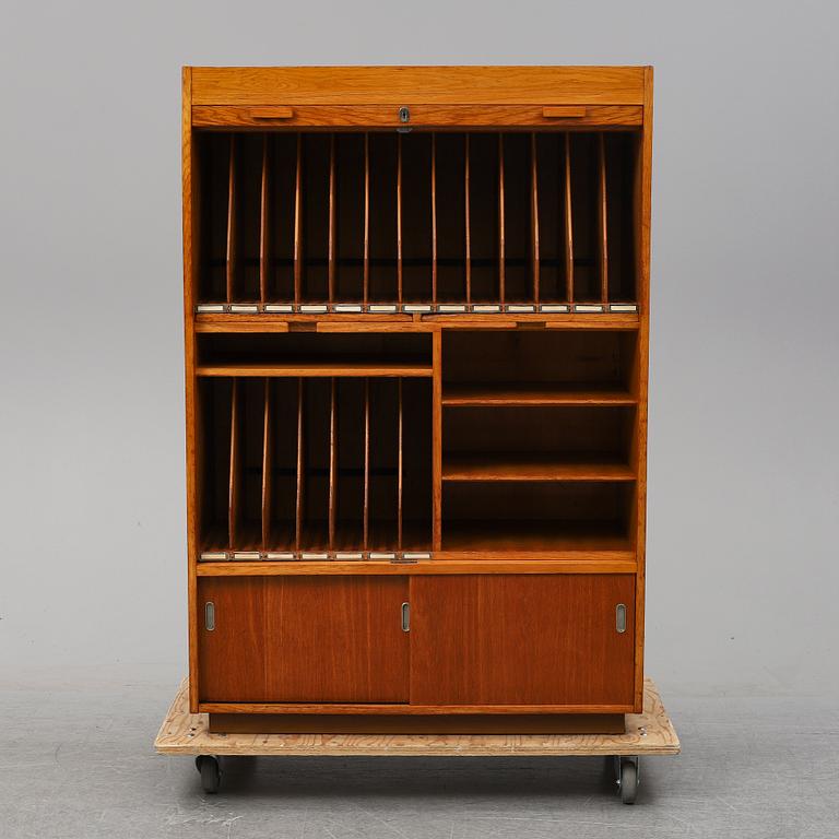 A oak cabinet from the first half of the 20th century.