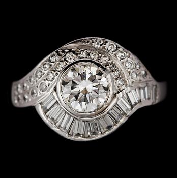 RING, 18k vitguld med briljantslipad diamant ca0,95-1,00ct, o diamanter, tot ca0.60ct. Sverige, 2000. Vikt 8g.