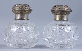 FLAKONGER, ett par, glas och förgyllt silver. England, 1900-tal.