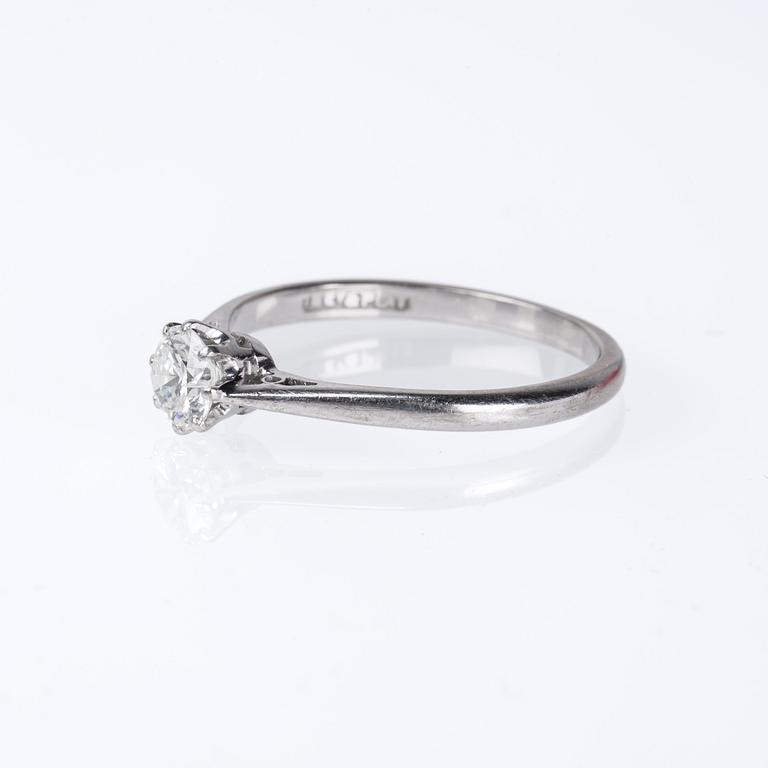 RING, platina samt 18K vitguld med briljantslipad diamant ca 0.50 ct.