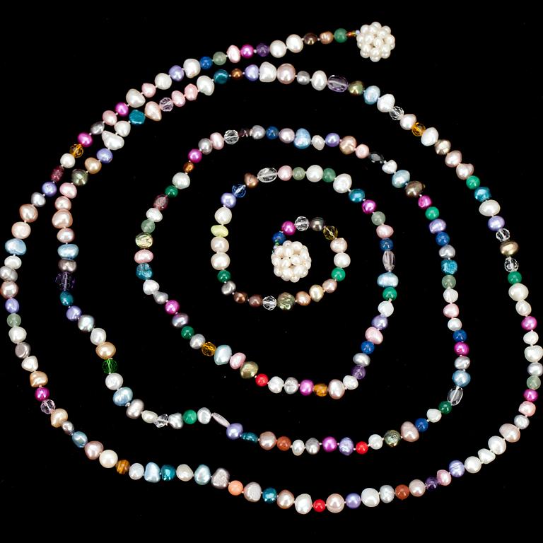 PÄRLBÄLTE / HALSSMYCKE, bl.a. odlade och färgade pärlor. 2000-tal.