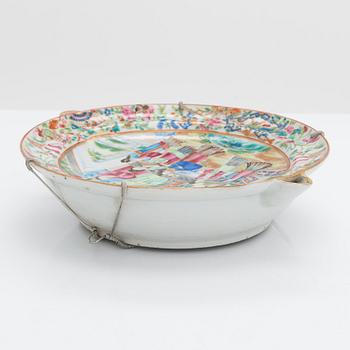 A hot water porcelain dish, Qing dynasty, Canton, China 19th Century.