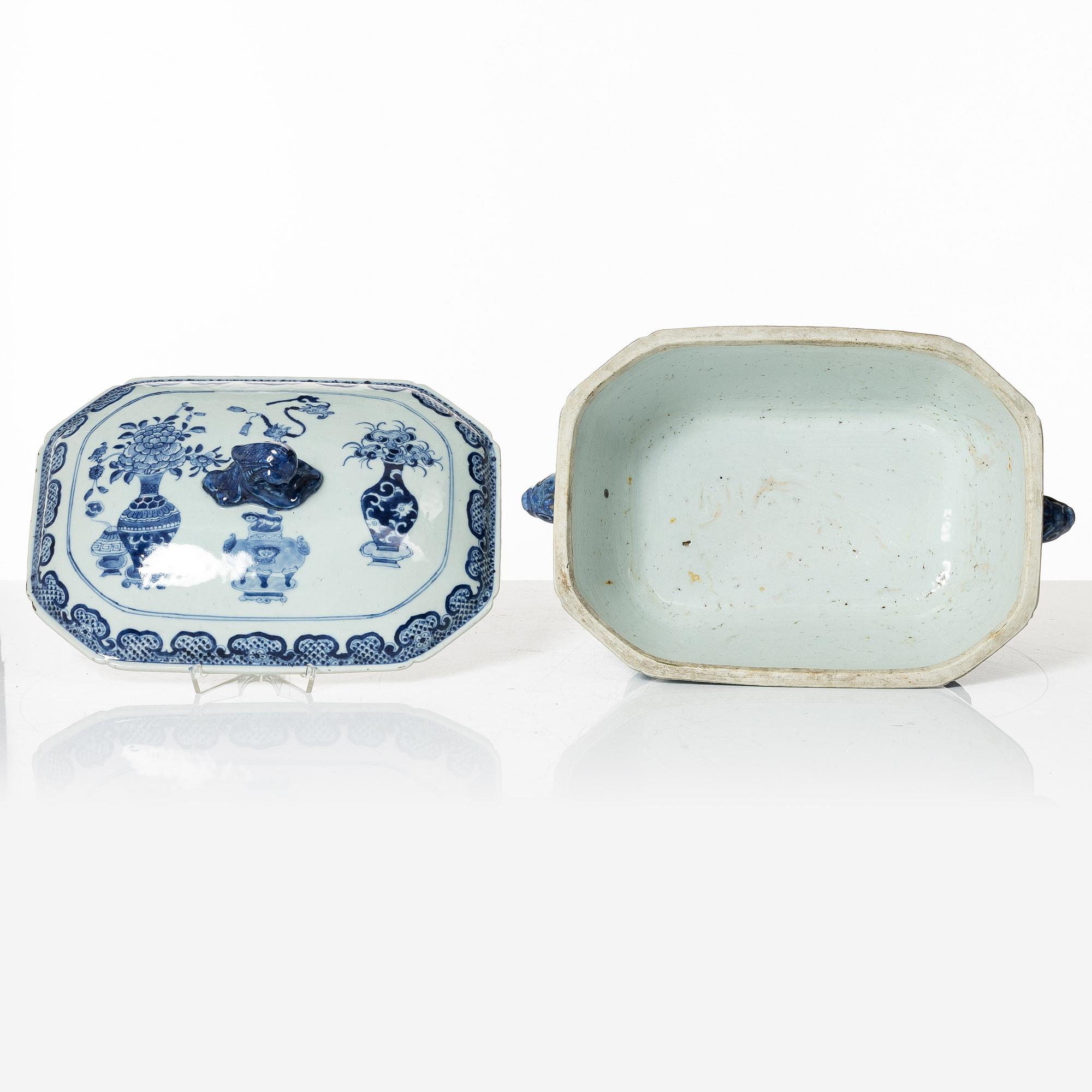 A Chinese export porcelain tureen, Qing dynasty, Qianlong (1736-95).