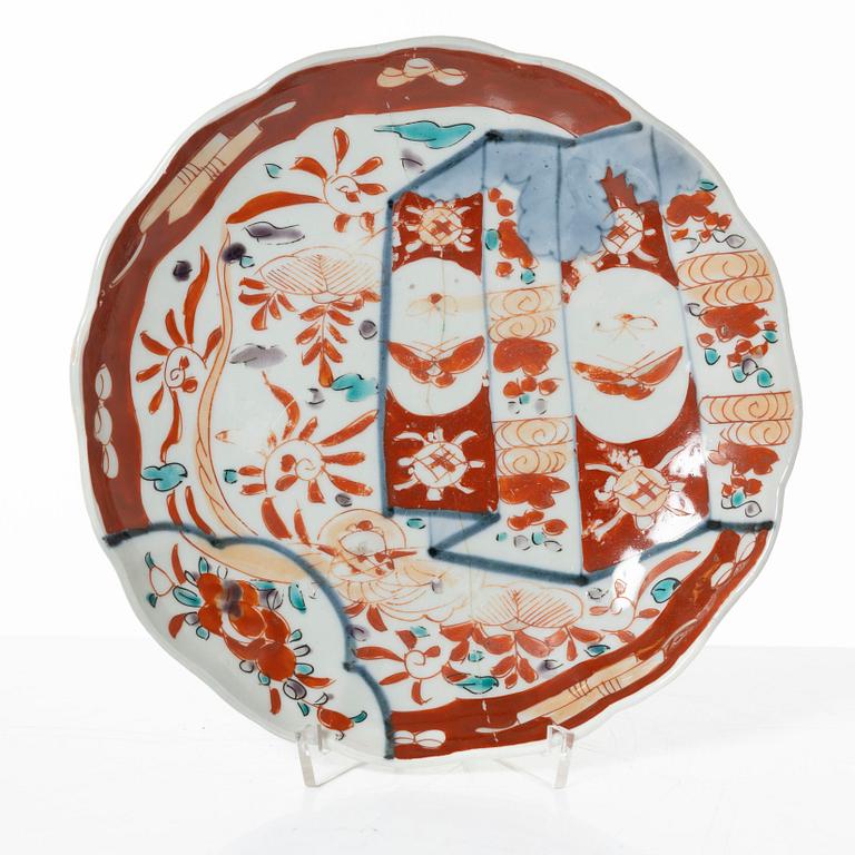 Tallrikar, 12 stycken, samt serveringsfat, imari, porslin, Japan Meiji/tidigt 1900-tal.