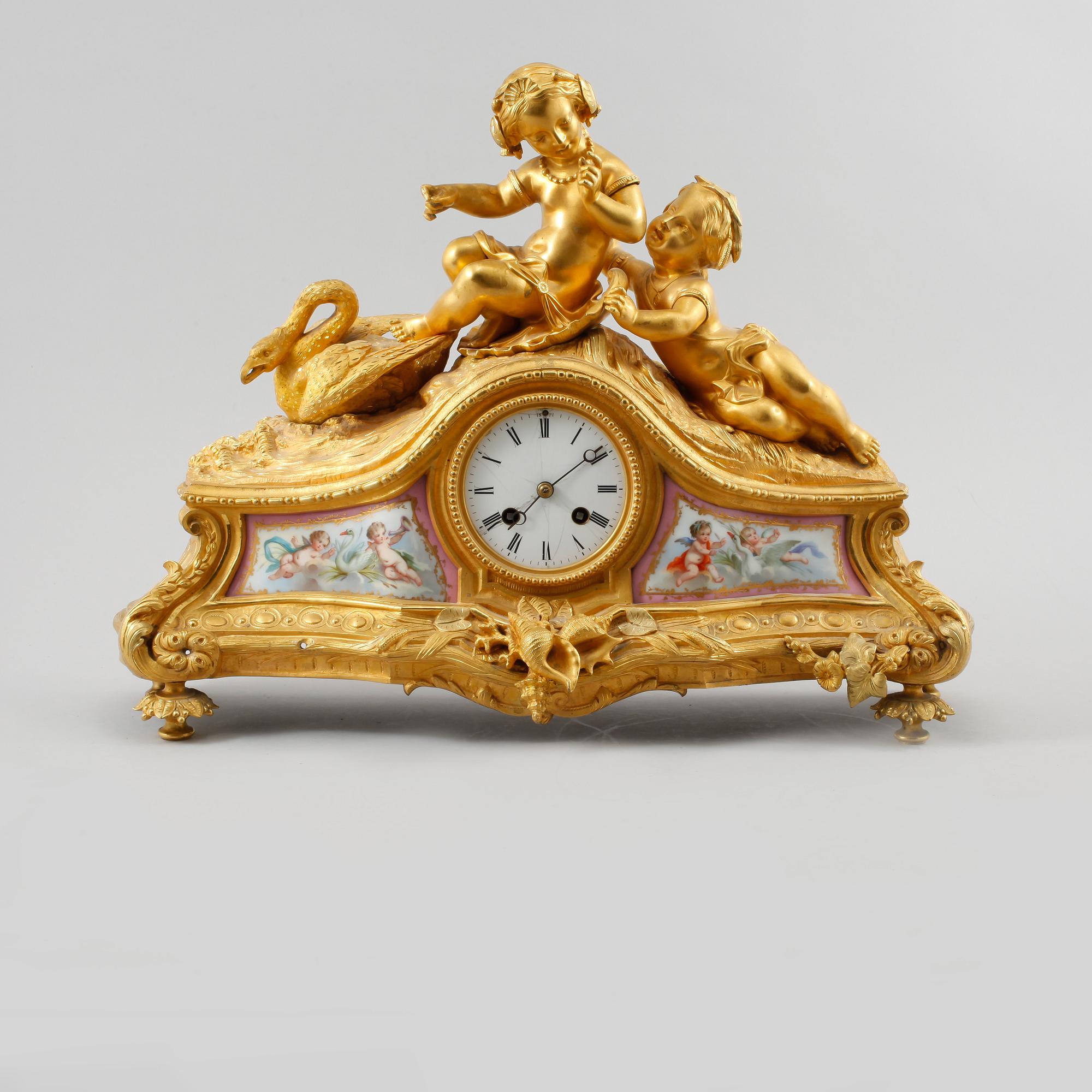 BORDSPENDYL, Louis XV-stil, omkring sekelskiftet 1800/1900.