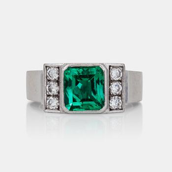 524. An untreated natural emerald according DSEF certificate. Flanked by six brilliant-cut diamonds.