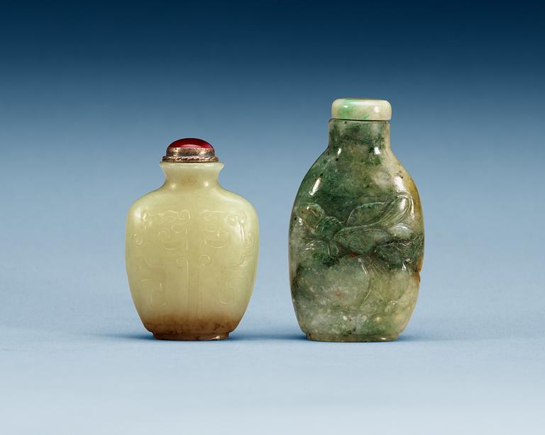 Two nephrite snuff bottles with stopper, late Qing dynasty.