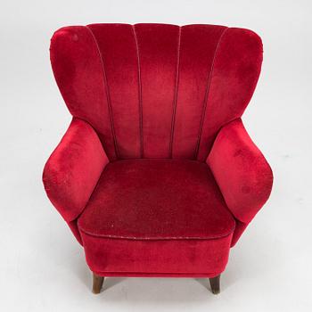 A mid-20th-century armchair.