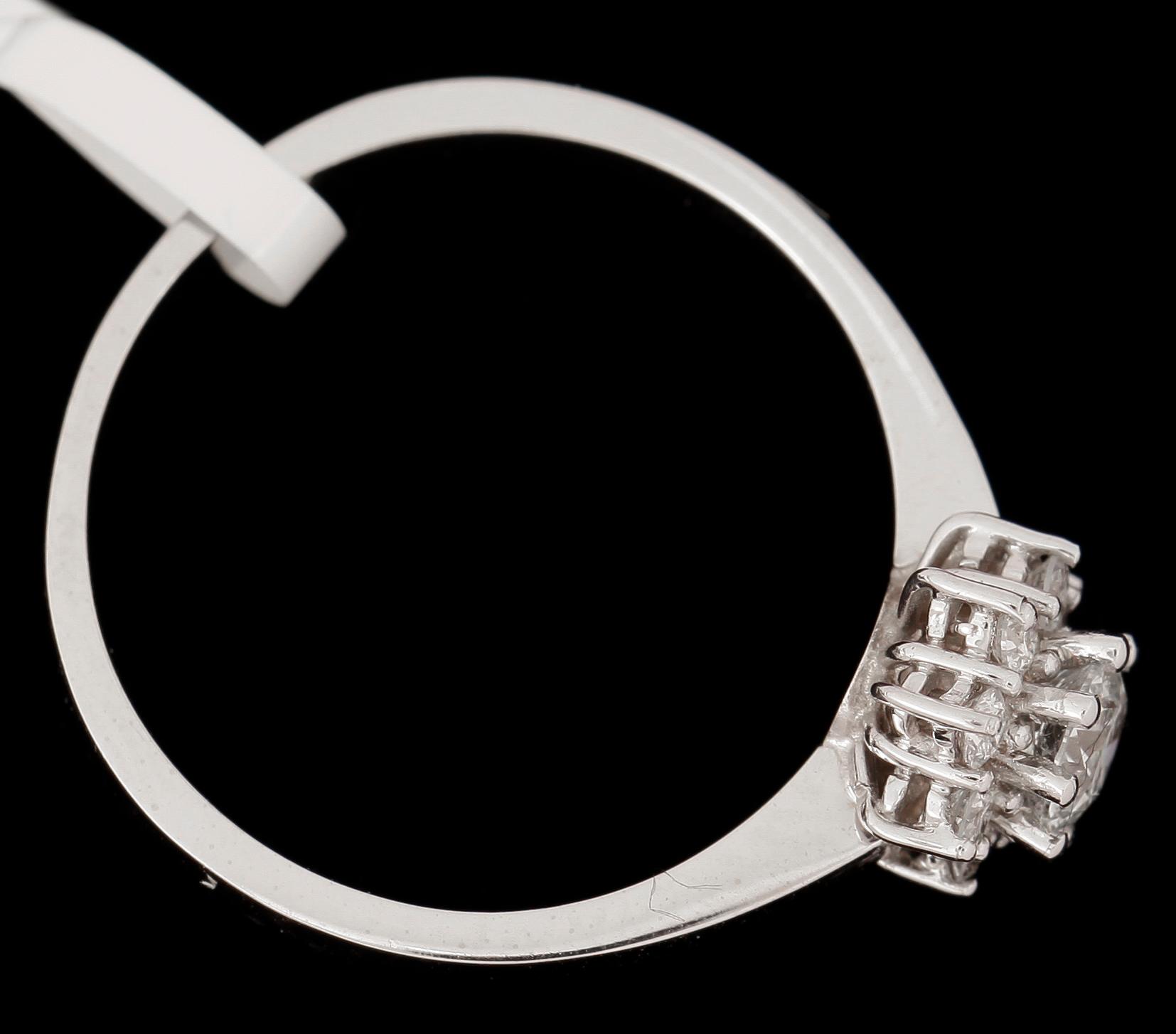 RING, 14k vitguld med briljantslipade diamanter, centralt  ca 0,31 ct samt 8 st tot ca 0,19 ct. Vikt ca 2,74 gram.