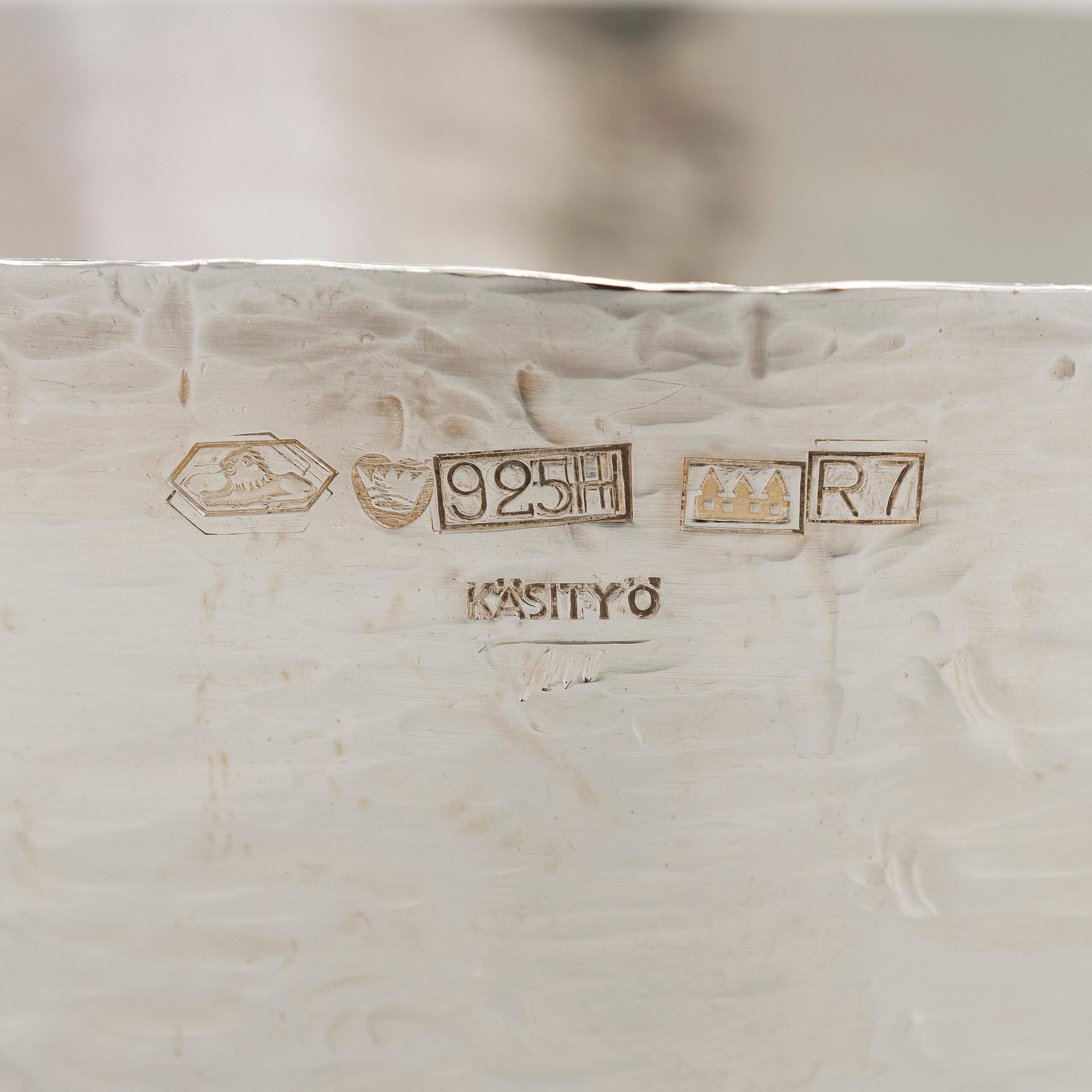 Tapio Wirkkala, malja ja pikareita 2 kpl, sterlinghopeaa, Kultakeskus Hämeenlinna, 1970, 1974 ja 1979.