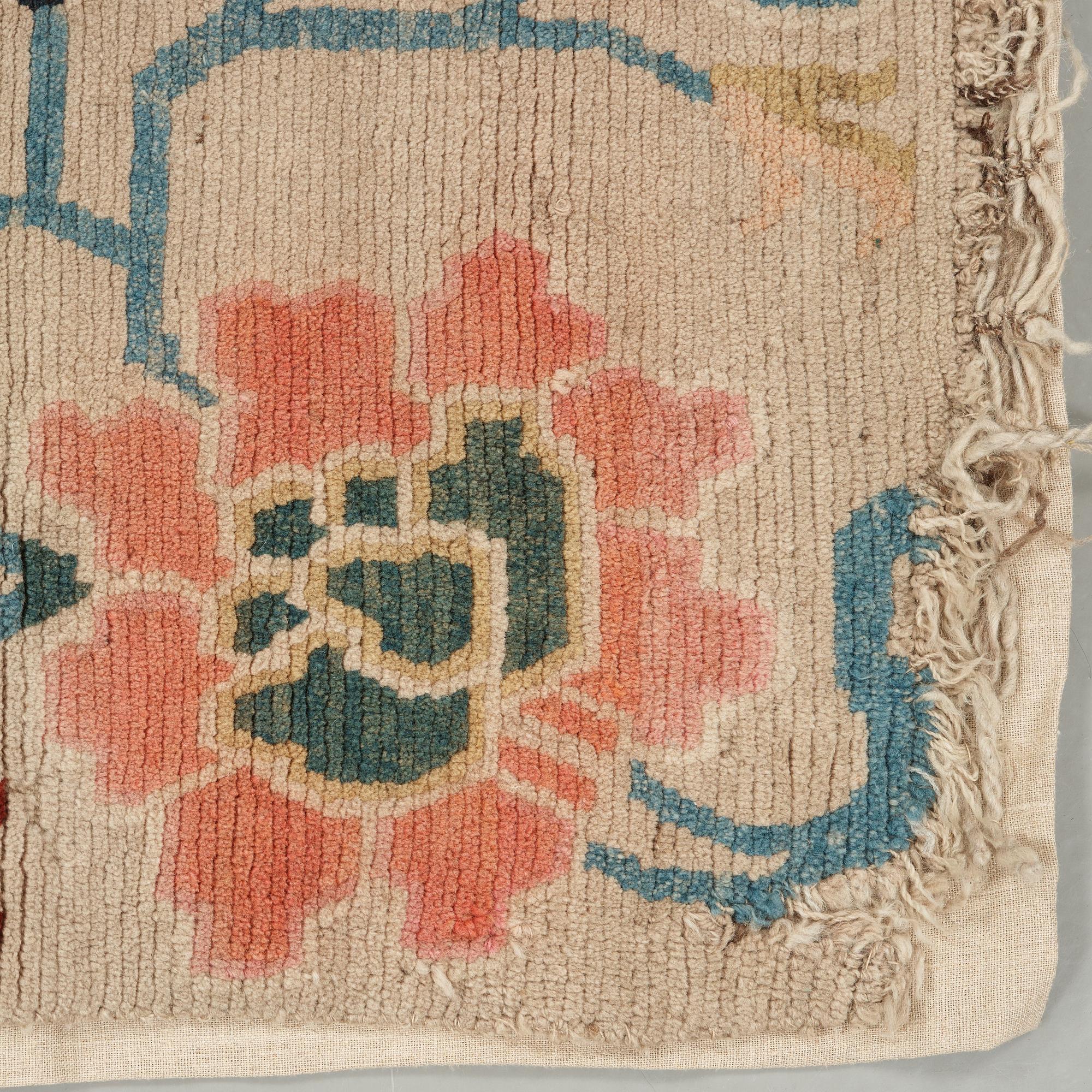 MATTA. Antik Tibet, en s.k. bröllopsmatta. Sen Qing-dynasti. 158 x 84 cm.