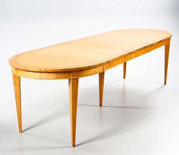 A dining table from around the year of 1900.