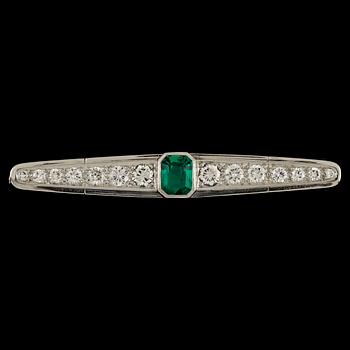 An emerald and brilliant cut diamond brooch, tot. app. 1.30 cts.