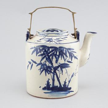 A possibly Japanese porcelain pot from around the turn of the century 1900.