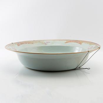 Bowl/hand basin porcelain China 18th century.