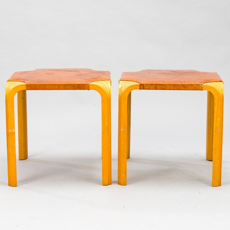 ALVAR AALTO, pallar, ett par, modell X602, Artek 1900-talets mitt.