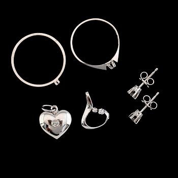 RINGAR, 2 st, HÄNGEN, 2 st samt ÖRHÄNGEN, 1 par, 18 k vitguld med små diamanter. Total vikt ca 5 gram.