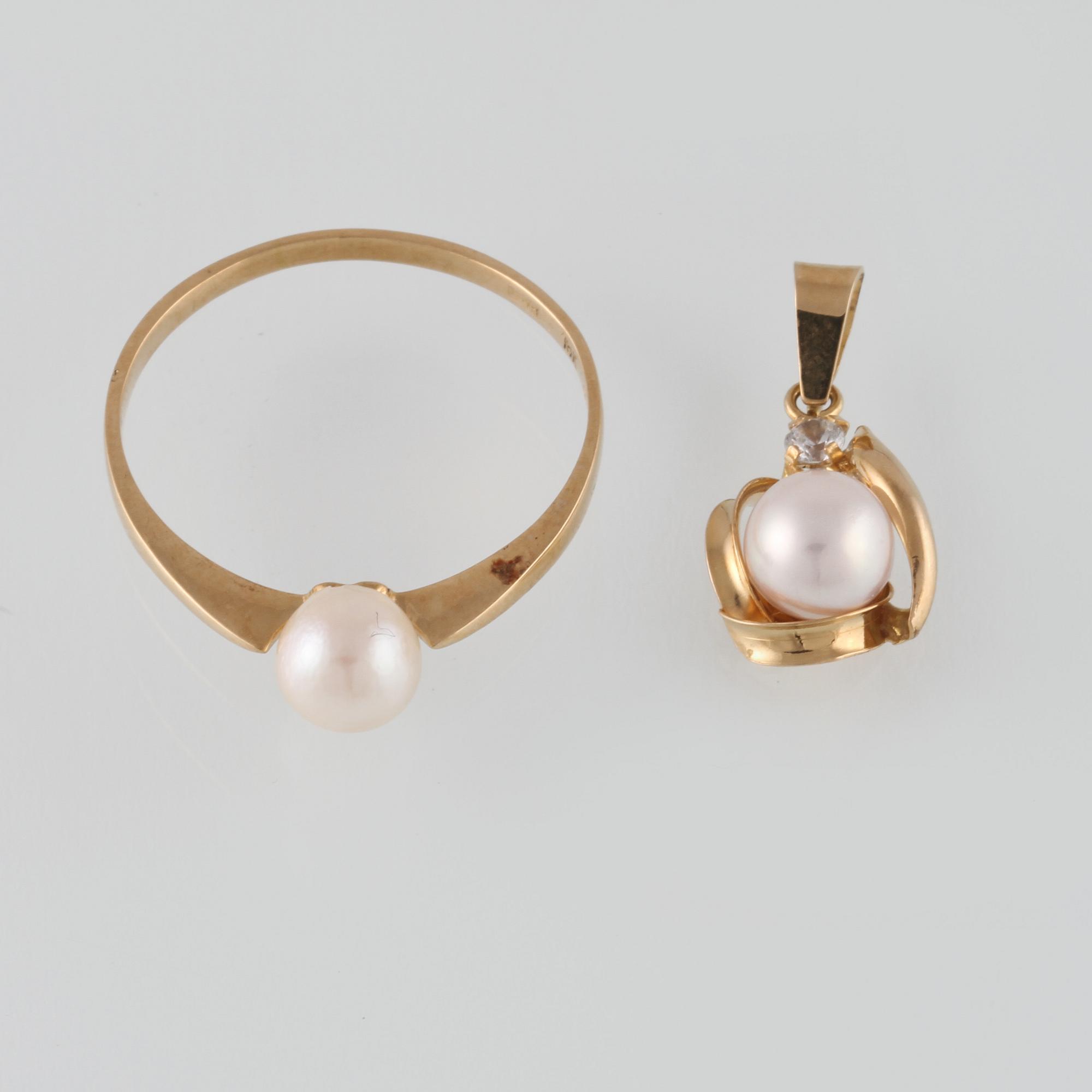 RING SAMT HÄNGE, 18K guld med odlade pärlor och paste. Vikt 2,6 gram.