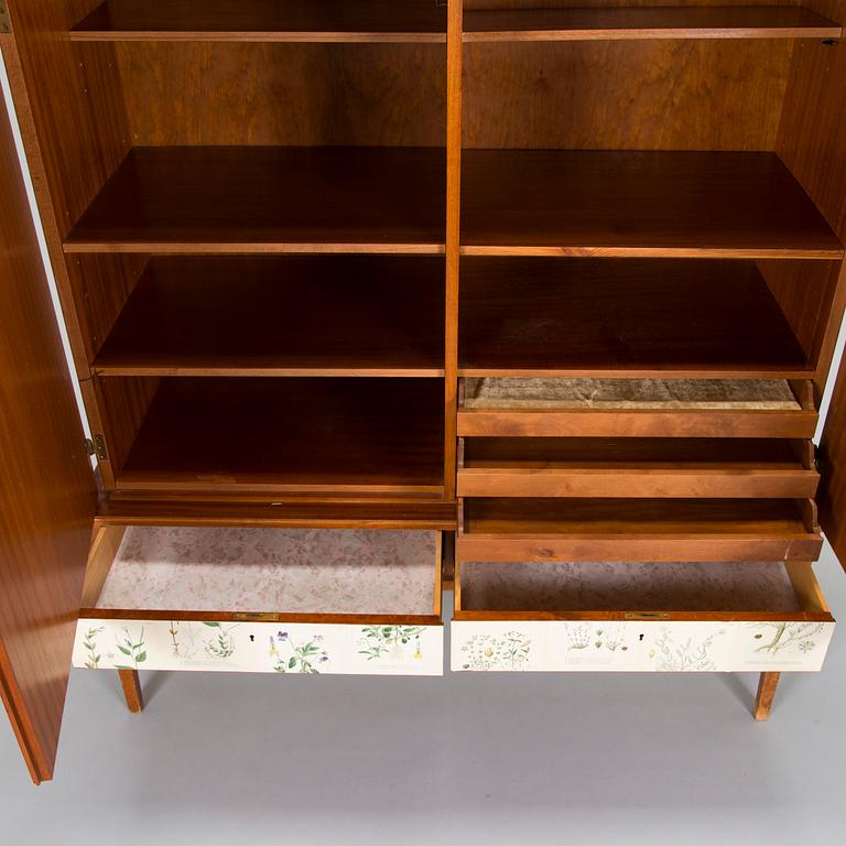 Skåp, tillverkat av AB Baltisk Möbelindustri. SMI(Svensk Möbel Industri) NR 63. 1900-talets mitt.