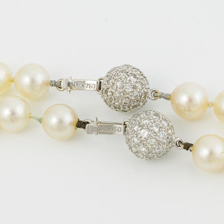 Two necklaces of cultured pearls clasp set with round brilliant-cut diamonds, 18K gold.