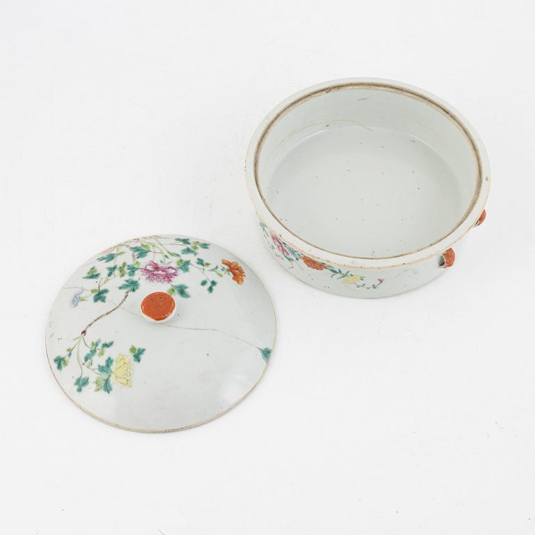 Karott med lock, porslin, Kina, 1800-tal.