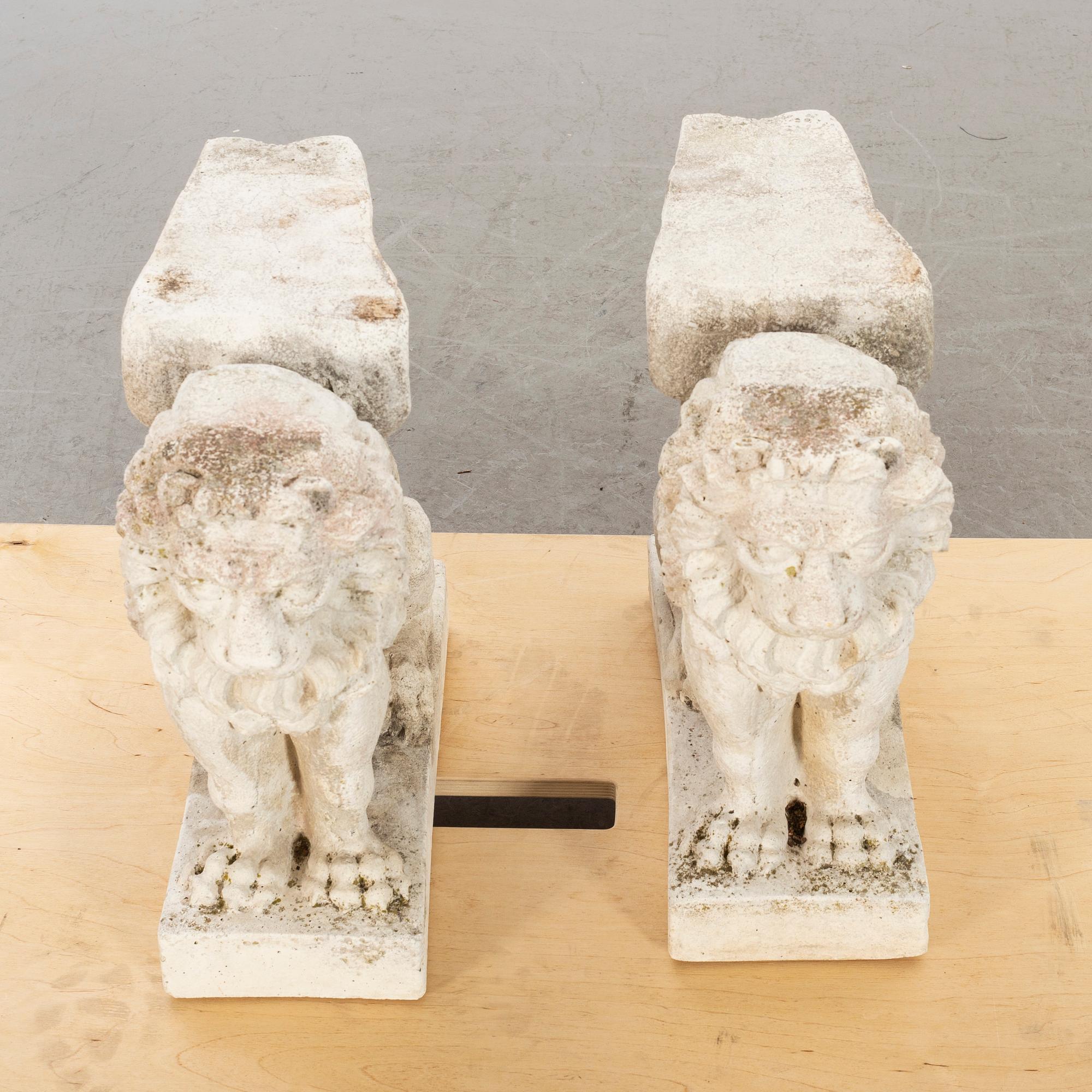 BÄNKUNDERREDE I FORM AV BEVINGADE LEJON, ett par, stenmassa.