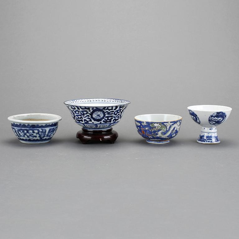 SKÅLAR och STEMCUP, 4 st, porslin, Kina, 1900-tal.