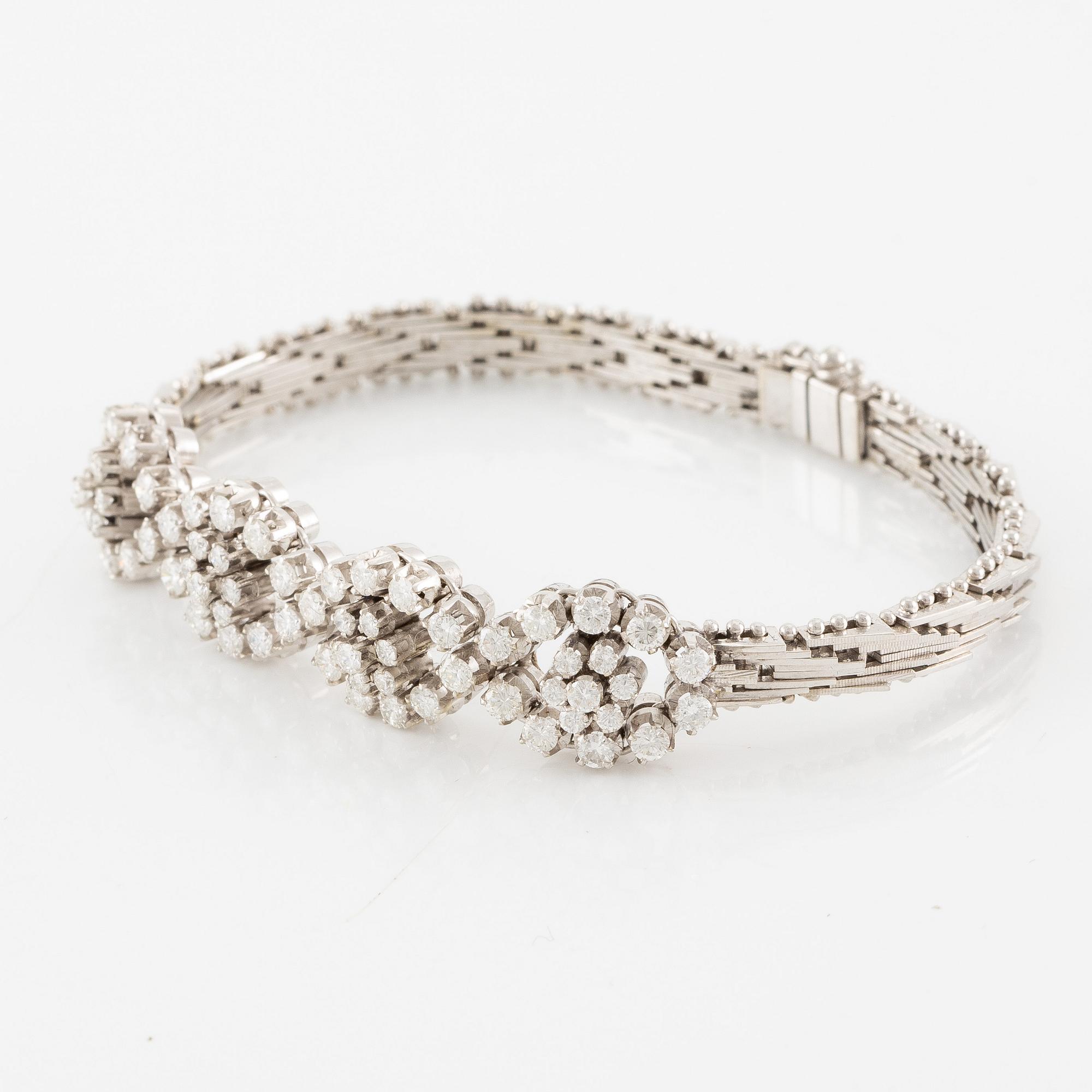 Armband 18K vitguld med briljantslipade diamanter i blomformation.