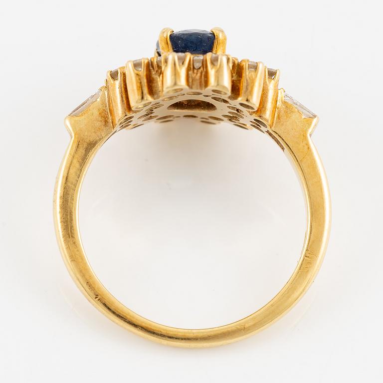 Ring, 18K guld med safir och briljantslipade diamanter.