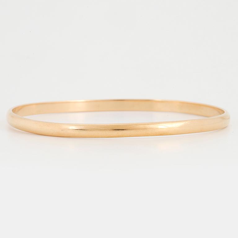 18K gold bangle.