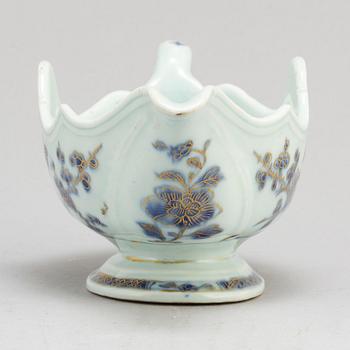 A blue and white export porcelain saucer, Qing dynasty, Qianlong (1736-95).