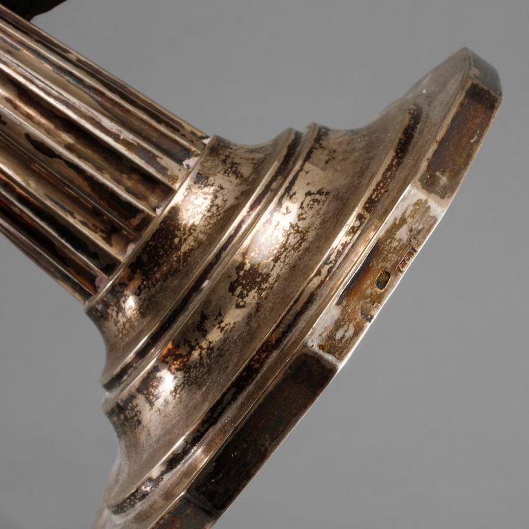 LJUSSTAKAR, ett par, silver, oidentifierade stämplar, 1900-talets andra hälft. Vikt 882 g.