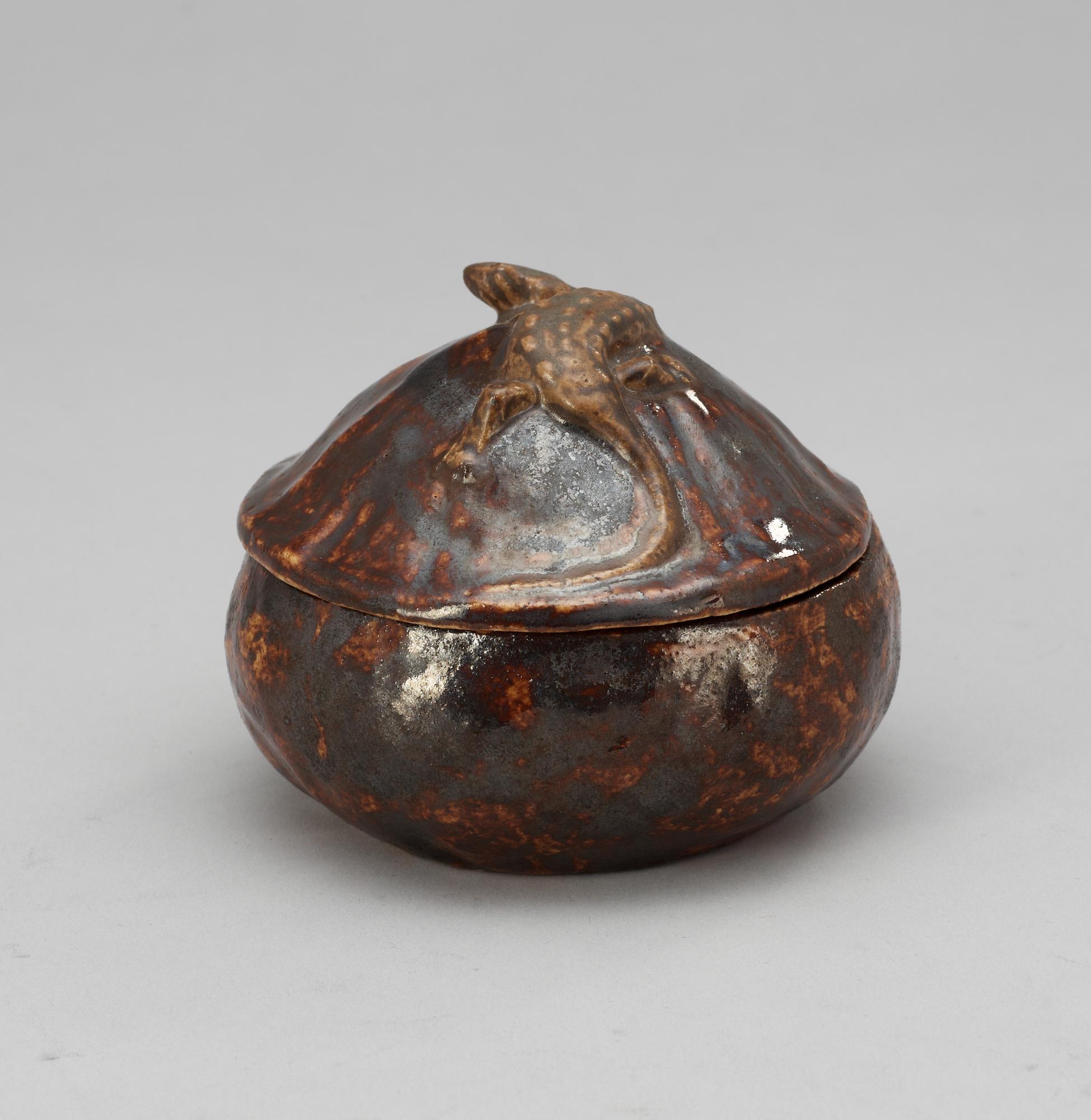 An Anders & Bess Wissler stoneware bowl and cover, Ateljé Solklinten, Mariefred 1930.