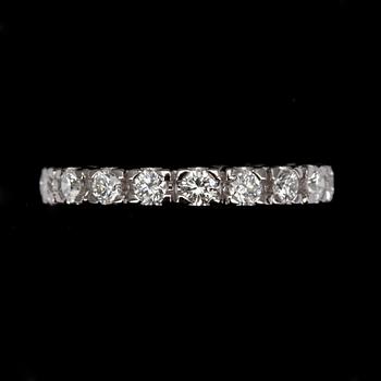 ALLIANSRING, vitguld 18K, briljantslipade diamanter 18 x 0,07 tot. 1,26 ct. Vikt 2,9 g.