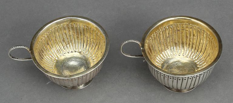 PUNSCHKOPPAR, ett par, silver, Sigismund Novisadi, Karlskrona, 1763.  Diameter 5,5 cm. Tot ca 30 g.