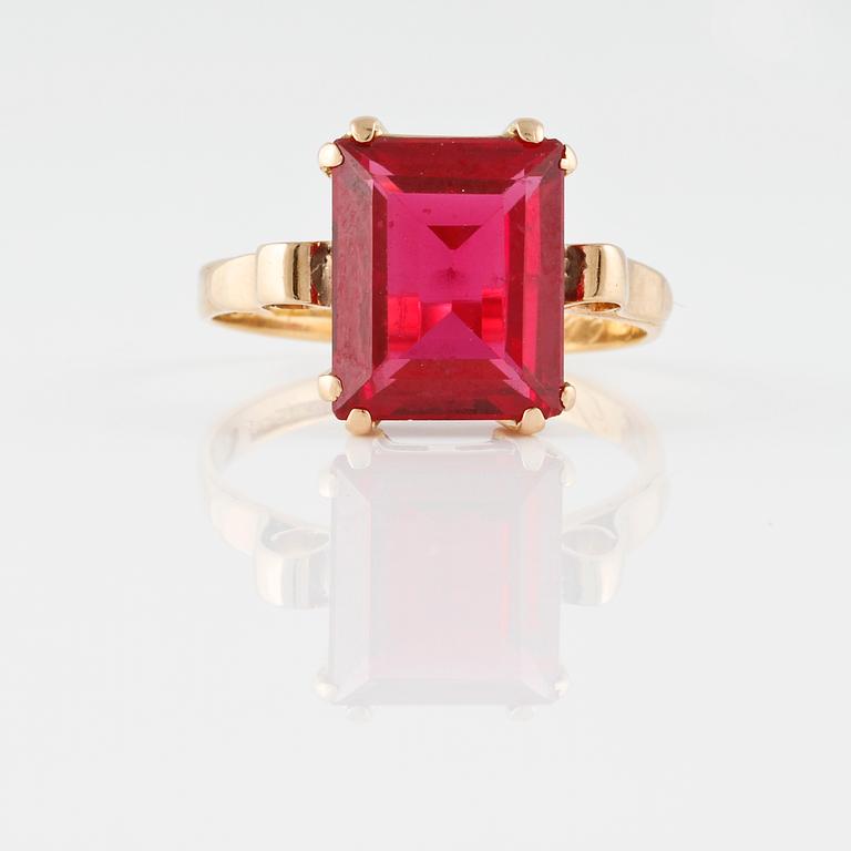 RING, 20K guld med fasettslipad syntetisk safir, Stockholm, 1870. Vikt 3,7 gram.