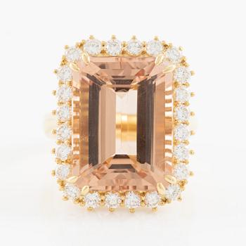 Ring 18K guld med en fasettslipad morganit och runda briljantslipade diamanter.
