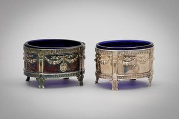 SALTKAR, ett par, nysilver. Gustaviansk stil. 1900-tal.