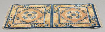 Meditationsmatta, semiantik Ningxia, Kina, ca 122 x 60-61 cm (samt en kortsida med ca 0,5 cm senare slätväv).