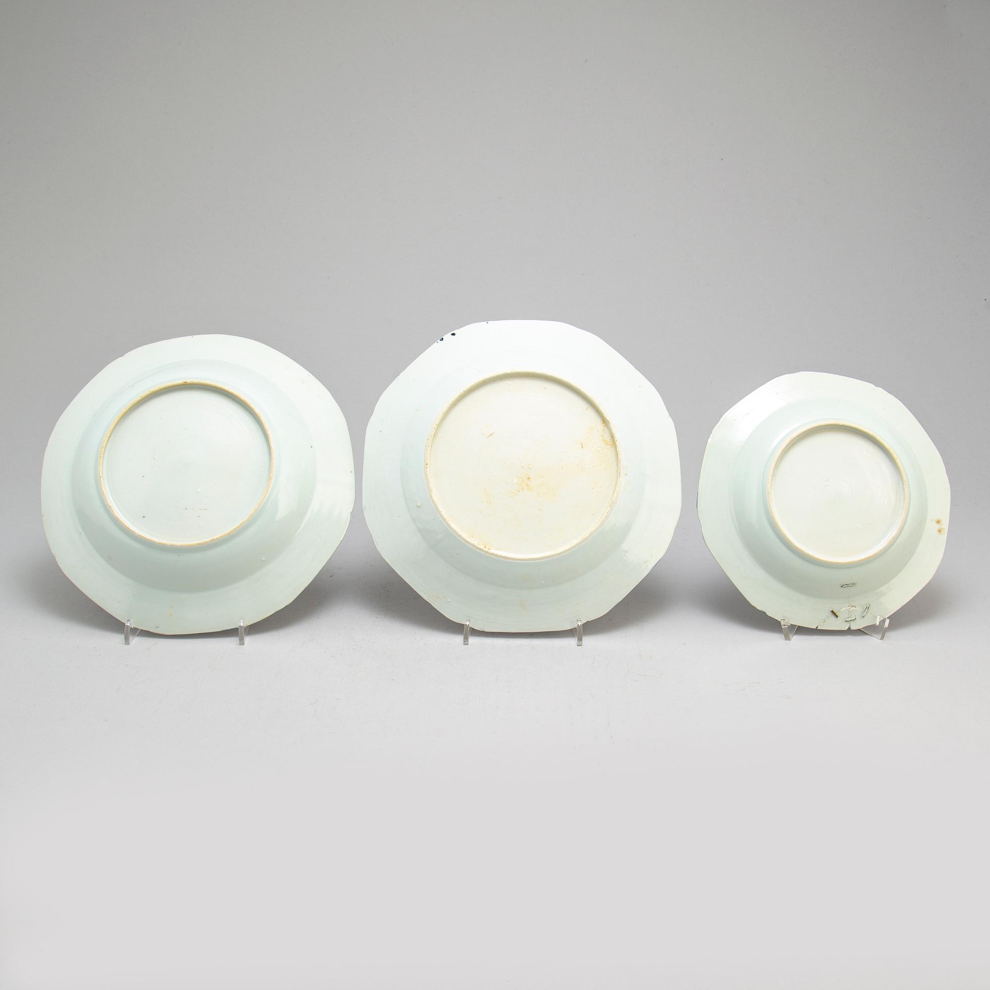 SERVISDELAR, 32 stycken, porslin. Qingdynastin, 1800-tal.