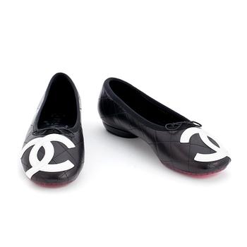 593. CHANEL, a pair of black leather ballet flats, size 36,5.