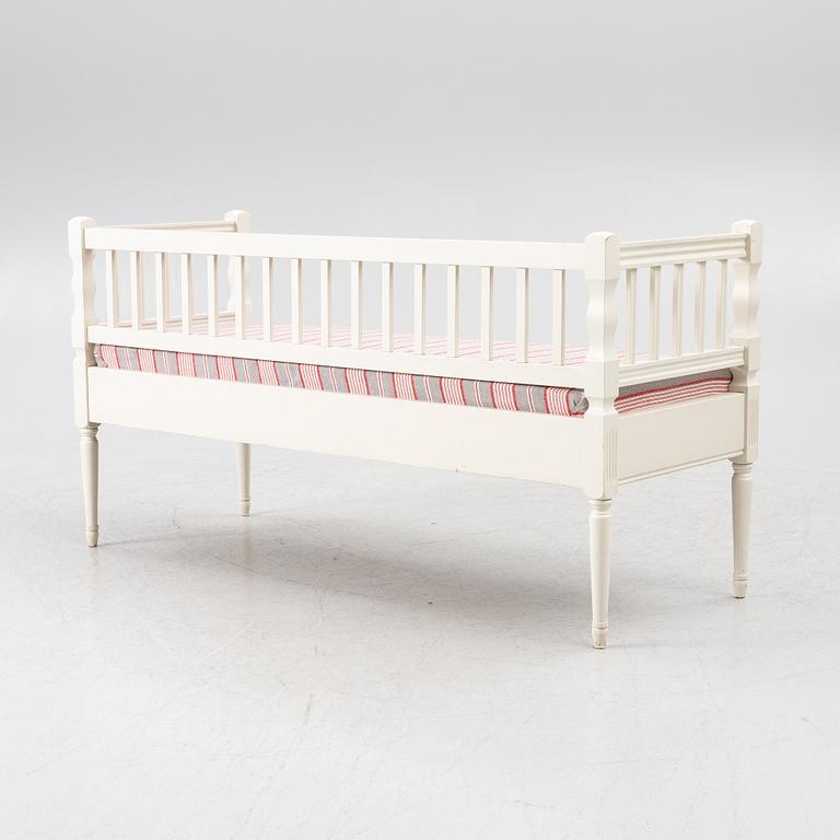 Soffa, 1900-talets andra hälft, Gustaviansk stil.