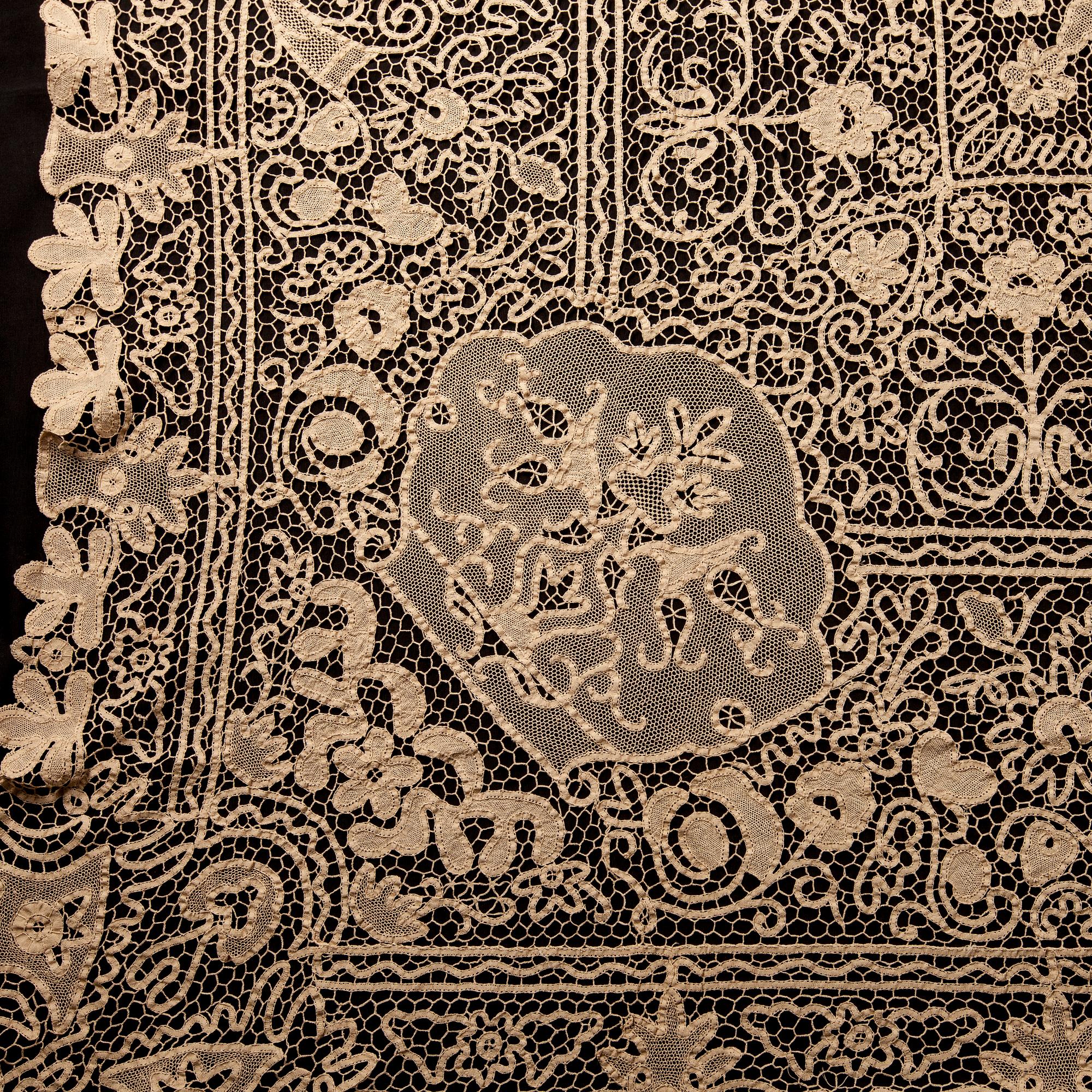 BORDDUK / SÄNGÖVERKAST,  möjligen Cantu-spets, Italien 1920-tal.