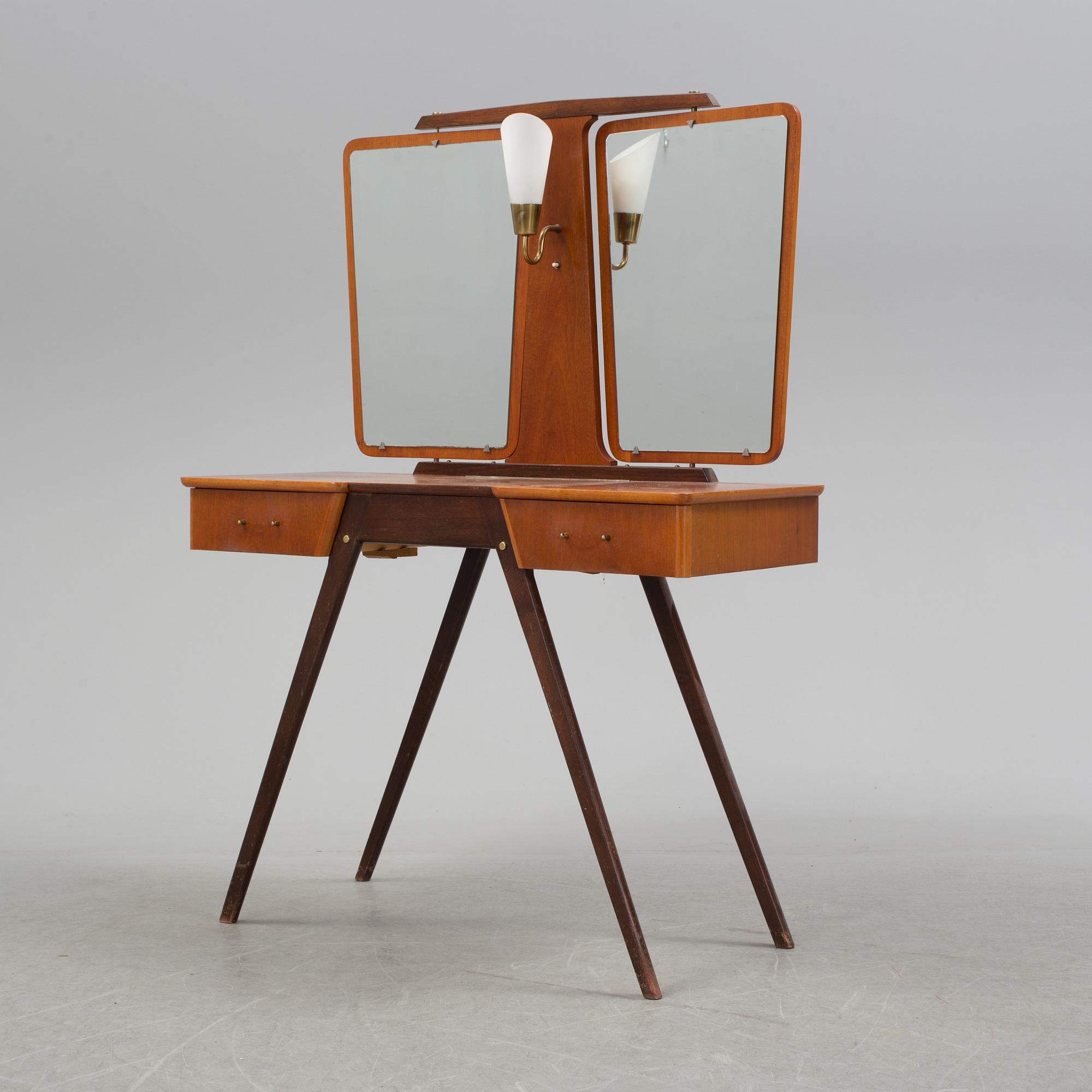 A 1950s dressing table.