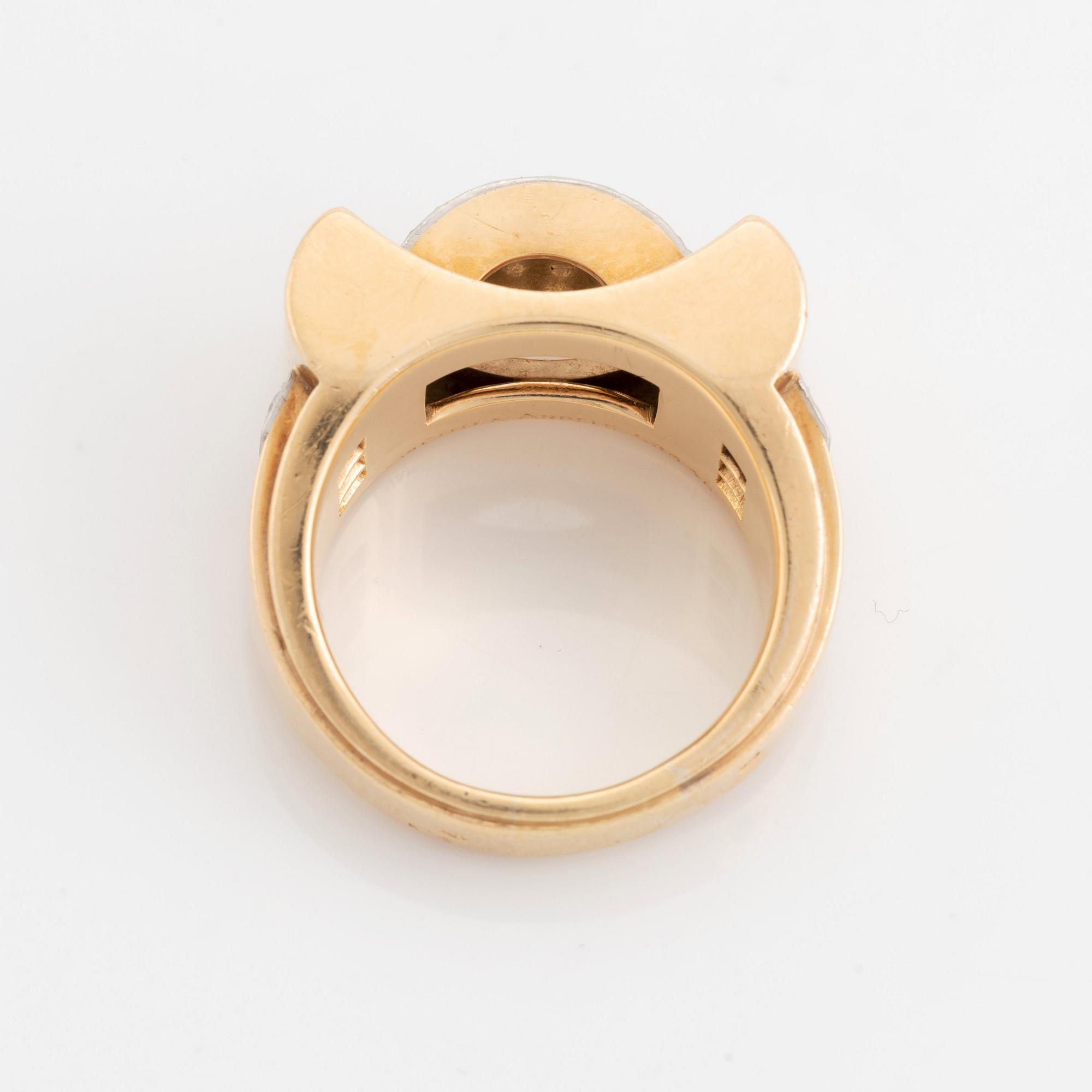 An 18K gold Van Cleef & Arpels ring set with round brilliant-cut diamonds.