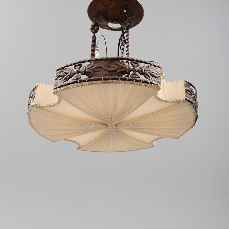 TAKLAMPA, 1900-talets första hälft. Höjd ca 40 cm.